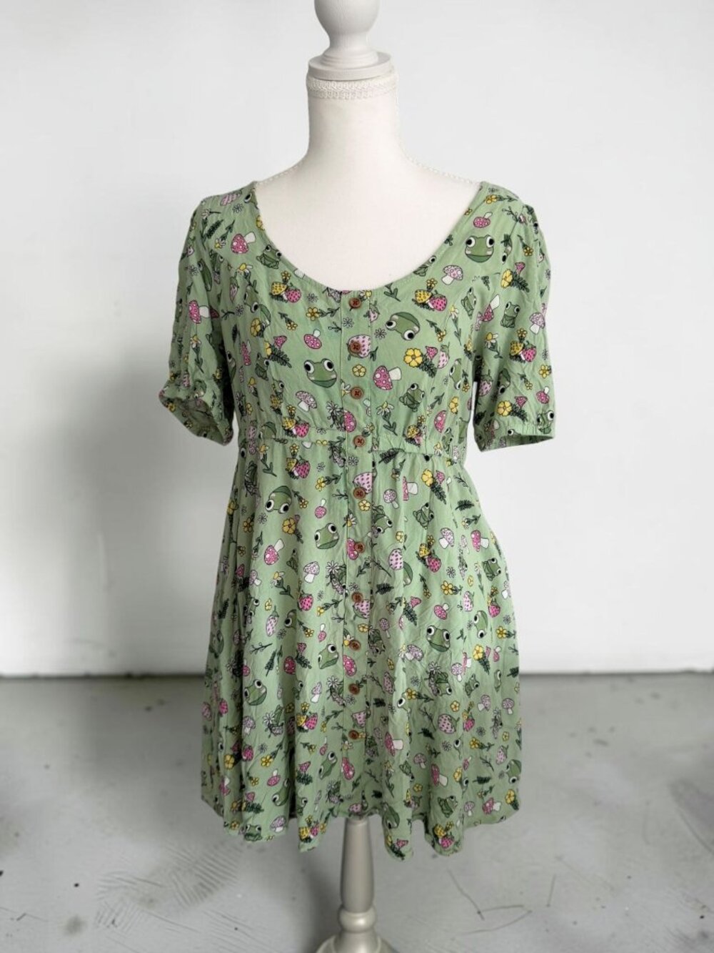THORN & FABLE Green Frog Floral Dress Size Medium